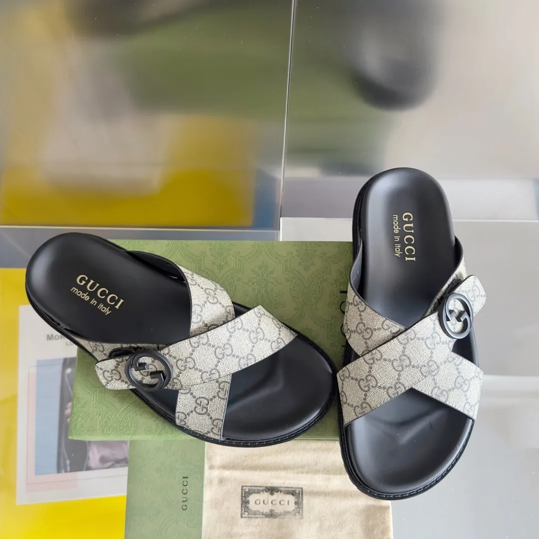 [G Home] Men's Men's Shoes💰:300💰Size:38-45 GUCC Gucci Original Order Quality 🆕2024Gucci Gucci Summer New Style Double G Presbyopia Flip-flops Cross Sandals Thick Sole Slippers Beach Shoes Original Purchase and Development Production G family's 2024 new summer dark horse items, fashion bloggers at home and abroad have put on the show, and it has become popular on social platforms at home and abroad. Fashionistas must pay for it, and they spend a lot of money to create ingenious craftsmanship and accurately restore every detail. Exquisite packaging at the delivery counter🛍📦 ▪️ Fabric: Original imported double G presbyopic leather ▪️ Lining: Original imported leather ▪️ Sole: Original open molded T men's shoes 💰U outsole ▪️ Bottom thickness: 3CM